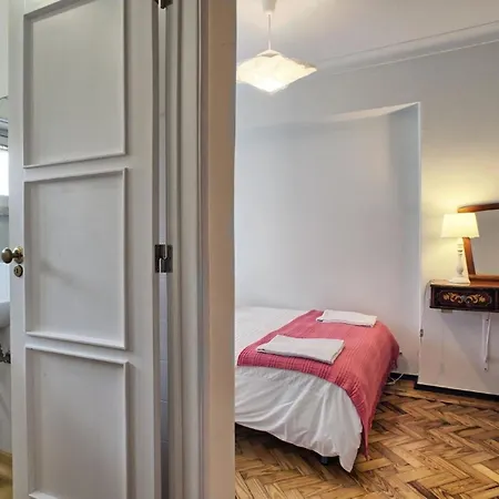 Apartment Fuer 20 Personen In Lissabon, Regio De Costa De *
